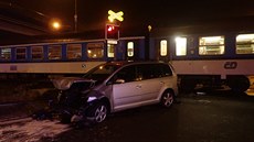 V sobotu večer se střelo osobní auto s vlakem na přejezdu ve Frýdku-Místku... V sobotu večer se střelo osobní auto s vlakem na přejezdu ve Frýdku-Místku...
