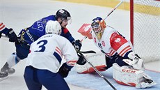 Liberecký útočník Martin Bakoš (vlevo) se snaží překonat Viktora Andréna v... Liberecký útočník Martin Bakoš (vlevo) se snaží překonat Viktora Andréna v...