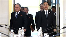 Na linii příměří oddělující oba korejské státy se koná první přímé jednání mezi... Na linii příměří oddělující oba korejské státy se koná první přímé jednání mezi...