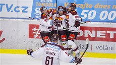 Gólová radost hokejistů Sparty v utkání se Zlínem. Gólová radost hokejistů Sparty v utkání se Zlínem.