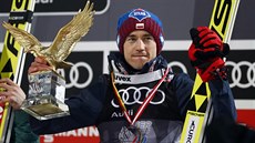 Polák Kamil Stoch s cenou pro vítěze Turné čtyř můstků. Polák Kamil Stoch s cenou pro vítěze Turné čtyř můstků.