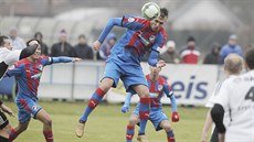 Momentka z přípravného utkání fotbalistů Plzně (v modročerveném) a Ústí nad... Momentka z přípravného utkání fotbalistů Plzně (v modročerveném) a Ústí nad...