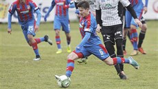 Plzeňský Václav Pilař (v popředí) pálí na branku Ústí nad Orlicí. Plzeňský Václav Pilař (v popředí) pálí na branku Ústí nad Orlicí.