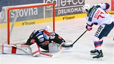Pardubický Matěj Beran (vpravo) zakončuje před třineckým brankářem Šimonem... Pardubický Matěj Beran (vpravo) zakončuje před třineckým brankářem Šimonem...