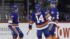 Hokejisté New Yorku Islanders slaví gól do sít New Jersey Devils.