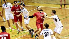 Ondřej Zdráhala (s míčem) se snaží i se zavřenýma očima prosadit proti přesile... Ondřej Zdráhala (s míčem) se snaží i se zavřenýma očima prosadit proti přesile...