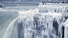 Kvli mrazm z velké ásti zamrzly i Niagarské vodopády (leden 2018)