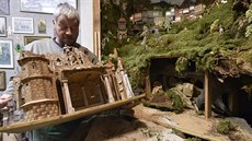 Mezi třešťské betlémáře se řadí i Evžen Hamták. Na snímku přináší takzvané... Mezi třešťské betlémáře se řadí i Evžen Hamták. Na snímku přináší takzvané...