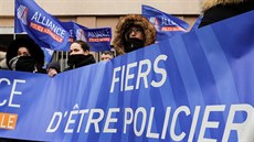 Francouztí policisté a policistky protestovali proti novoronímu násilí v...