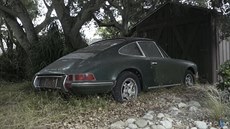Pod stromem u cesty se roky skrývalo odložené Porsche Pod stromem u cesty se roky skrývalo odložené Porsche