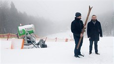 Primátor Liberce Tibor Batthyány (vpravo) symbolickým gestem předal lyžařský... Primátor Liberce Tibor Batthyány (vpravo) symbolickým gestem předal lyžařský...