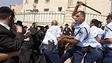 Policie v roce 2003 zasahuje pi protestech ultraortodoxních vících, kteí se...