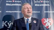 Kandidát na prezidenta a bývalý premiér Mirek Topolánek na tiskové konferenci... Kandidát na prezidenta a bývalý premiér Mirek Topolánek na tiskové konferenci...