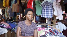 Pouliční stánek s obnošeným oblečením na trhu ve rwandské metropoli Kigali... Pouliční stánek s obnošeným oblečením na trhu ve rwandské metropoli Kigali...