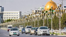 Auta na třídě Bitaraplyk v turkmenském Ašchabadu Auta na třídě Bitaraplyk v turkmenském Ašchabadu