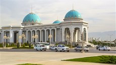 Auta u paláce Ruhyýet v turkmenském Achabadu