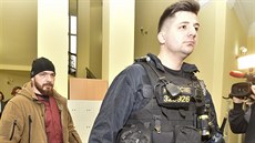 Policisté Jan Nekvapil (v civilním obleení) a Martin Kopp u Obvodního soudu...