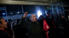 Asi padesát demonstrant vtrhlo k ecké ministryni práce Efi Achtsiogluové. (9....