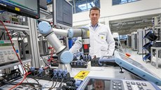 Robotická ruka je novinkou ve výrobě vimperského závodu Rohde & Schwarz.... Robotická ruka je novinkou ve výrobě vimperského závodu Rohde & Schwarz....