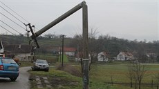 Řidič v Čejči na Nový rok nezvládl průjezd zatáčkou a narazil do sloupu, který... Řidič v Čejči na Nový rok nezvládl průjezd zatáčkou a narazil do sloupu, který...