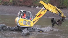 Zaměstnanci Povodí Moravy vytahují z Brněnské přehrady asi 250 pneumatik, který... Zaměstnanci Povodí Moravy vytahují z Brněnské přehrady asi 250 pneumatik, který...