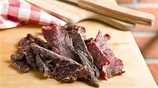 Hovězí jerky zvládnete připravit i doma, základem je čerstvé maso a čistota v... Hovězí jerky zvládnete připravit i doma, základem je čerstvé maso a čistota v...