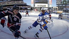 Po puku se natahují Jimmy Vesey (vlevo) z New York Rangers a Jack Eichel z... Po puku se natahují Jimmy Vesey (vlevo) z New York Rangers a Jack Eichel z...