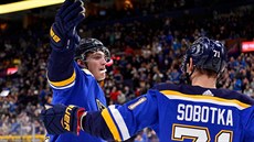 Vladimír Sobotka (vpravo) ze St. Louis slaví gól se spoluhráčem Tagem... Vladimír Sobotka (vpravo) ze St. Louis slaví gól se spoluhráčem Tagem...