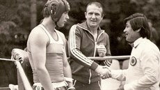 Takhle Miroslav Kubánek zdravil rozhodčího před zápasem v Sovětském svazu.... Takhle Miroslav Kubánek zdravil rozhodčího před zápasem v Sovětském svazu....