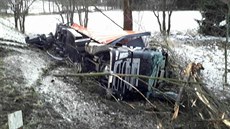 Pro kamion musela dopoledne přijet speciální vyprošťovací technika. Pro kamion musela dopoledne přijet speciální vyprošťovací technika.