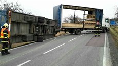 Silný poryv větru odfouknul návěs kamionu u Bukoviny na Přeloučsku. Silný poryv větru odfouknul návěs kamionu u Bukoviny na Přeloučsku.