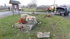 Silně opilý řidič nezvládl na Olomoucku jízdu a narazil do božích muk, která... Silně opilý řidič nezvládl na Olomoucku jízdu a narazil do božích muk, která...