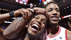 DeMar DeRozan (vpravo) a Kyle Lowry se radují z výhry Toronta nad Milwaukee. DeMar DeRozan (vpravo) a Kyle Lowry se radují z výhry Toronta nad Milwaukee.