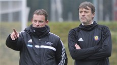Trenér Martin Svědík (vlevo) vede fotbalisty Jihlavy, hovoří k trenérovi... Trenér Martin Svědík (vlevo) vede fotbalisty Jihlavy, hovoří k trenérovi...
