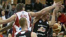 Pardubický pivot Radek Nečas (v bílém) vyrazil míč Romanu Markovi ze Svitav.... Pardubický pivot Radek Nečas (v bílém) vyrazil míč Romanu Markovi ze Svitav....