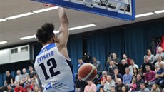 Lee Skinner z Kolína smečuje proti Jindřichovu Hradci. Lee Skinner z Kolína smečuje proti Jindřichovu Hradci.