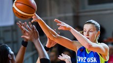 Kateřina Elhotová (vpravo) z USK Praha přihrává v duelu s Polkowicemi. Kateřina Elhotová (vpravo) z USK Praha přihrává v duelu s Polkowicemi.