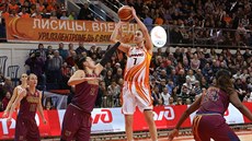 Alba Torrensová (oranžovo-bílá) z Jekatěrinburgu střílí na koš Yakin Dogu přes... Alba Torrensová (oranžovo-bílá) z Jekatěrinburgu střílí na koš Yakin Dogu přes...
