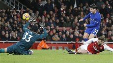 Petr Čech z Arsenalu vyráží pokus Alvara Moraty z Chelsea. Petr Čech z Arsenalu vyráží pokus Alvara Moraty z Chelsea.