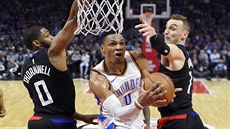 Sindarius Thornwell (vlevo) a Sam Dekker z LA Clippers brání Russella... Sindarius Thornwell (vlevo) a Sam Dekker z LA Clippers brání Russella...
