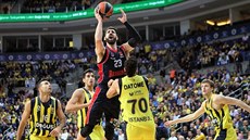 Tornike Šengelija z Baskonie zakončuje na koš Fenerbahce, sledují ho Kostas... Tornike Šengelija z Baskonie zakončuje na koš Fenerbahce, sledují ho Kostas...