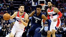 Tomáš Satoranský (vlevo) z Washingtonu uniká Kobimu Simmonsovi z Memphisu,... Tomáš Satoranský (vlevo) z Washingtonu uniká Kobimu Simmonsovi z Memphisu,...