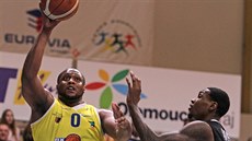 Charles Mitchell (vlevo) z Olomoucka zakončuje na koš Nymburka, brání ho Alex... Charles Mitchell (vlevo) z Olomoucka zakončuje na koš Nymburka, brání ho Alex...