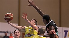 Jan Močnik (vlevo) z Olomoucka zakončuje na koš Nymburka, brání ho Alex Davis. Jan Močnik (vlevo) z Olomoucka zakončuje na koš Nymburka, brání ho Alex Davis.