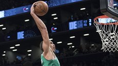 Jayson Tatum z Bostonu smečuje proti Brooklynu. Jayson Tatum z Bostonu smečuje proti Brooklynu.