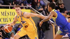 Lukáš Stegbauer (ve žlutém) z Jindřichova Hradce se snaží uniknout Joshi... Lukáš Stegbauer (ve žlutém) z Jindřichova Hradce se snaží uniknout Joshi...