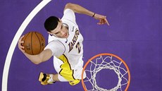 Lonzo Ball z LA Lakers smečuje proti Atlantě. Lonzo Ball z LA Lakers smečuje proti Atlantě.