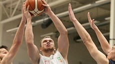 Děčínský rozehrávač Ondřej Šiška zakončuje na opavský koš. Děčínský rozehrávač Ondřej Šiška zakončuje na opavský koš.