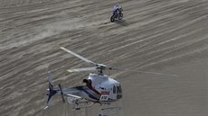 Televizní helikoptéra na Dakaru sleduje Xaviera De Soultraita s yamahou. Televizní helikoptéra na Dakaru sleduje Xaviera De Soultraita s yamahou.