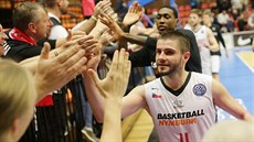 Dardan Beriša slaví s nymburskými fanoušky výhru nad Bonnem. Dardan Beriša slaví s nymburskými fanoušky výhru nad Bonnem.